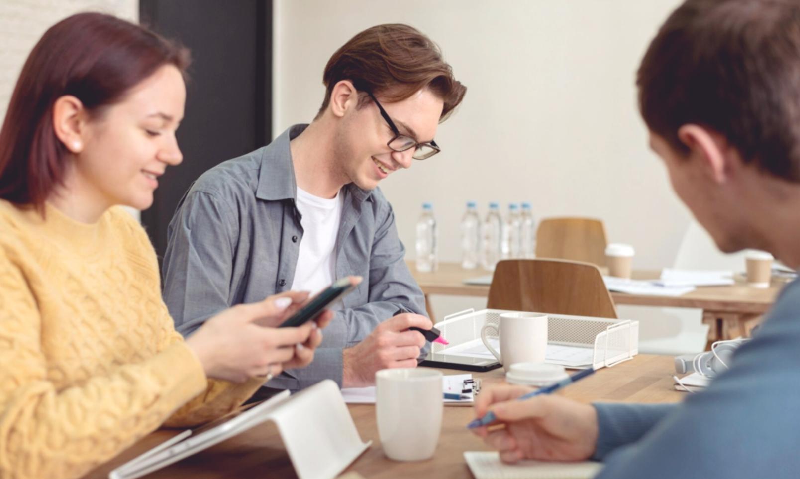 Finanzanalyse am modernen Arbeitsplatz mit Datenvisualisierung