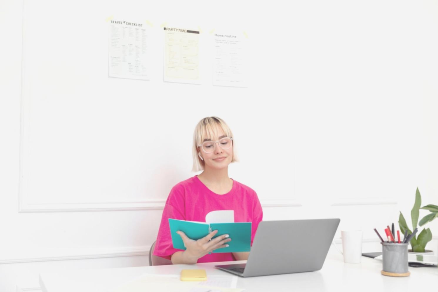 Finanzanalyst arbeitet mit komplexen Datenvisualisierungen